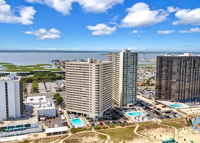 Beachfront 2-bedroom At Atlantis Building, Ocean Ocean Views & Pool Access Holiday home