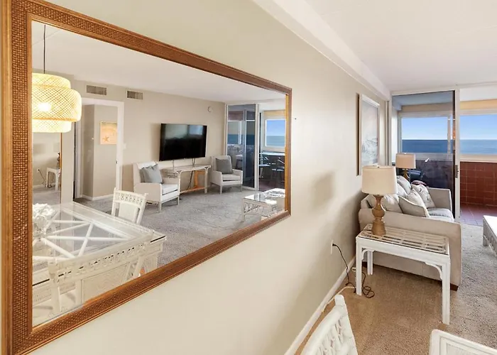 Beachfront 2-bedroom At Atlantis Building, Ocean Ocean Views & Pool Access Holiday home