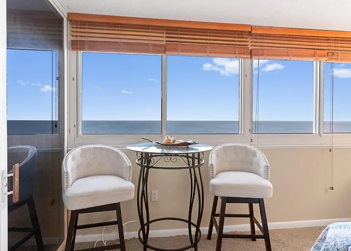 Holiday home Beachfront 2-bedroom At Atlantis Building, Ocean Ocean Views & Pool Access