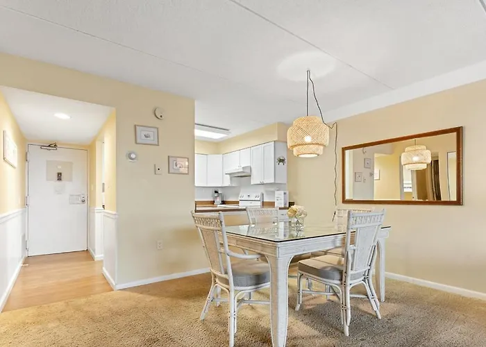 Beachfront 2-bedroom At Atlantis Building, Ocean Ocean Views & Pool Access Holiday home