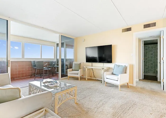 Holiday home Beachfront 2-bedroom At Atlantis Building, Ocean Ocean Views & Pool Access *