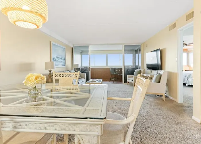 Holiday home Beachfront 2-bedroom At Atlantis Building, Ocean Ocean Views & Pool Access *